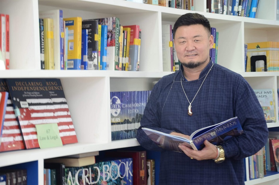 М.Отгонбаяр: Манай уран зохиол нэгэн цагийн давалгаанд автахгүй бат бөх суурьтай юм